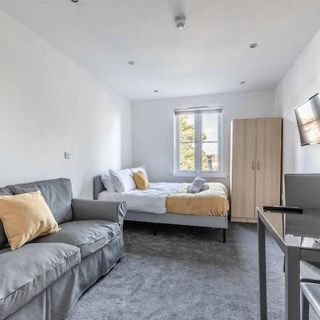 Modern Apartment On Egham High St And Close To Royal Holloway Екстер'єр фото