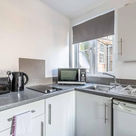 Modern Apartment On Egham High St And Close To Royal Holloway Екстер'єр фото