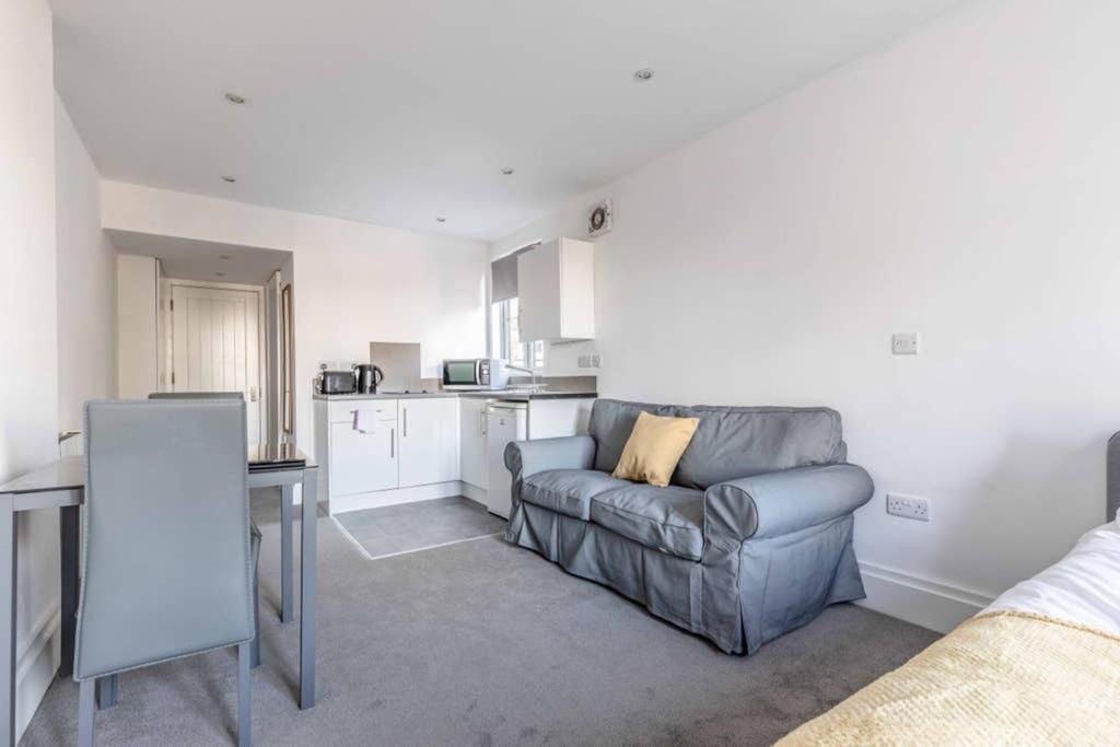 Modern Apartment On Egham High St And Close To Royal Holloway Екстер'єр фото