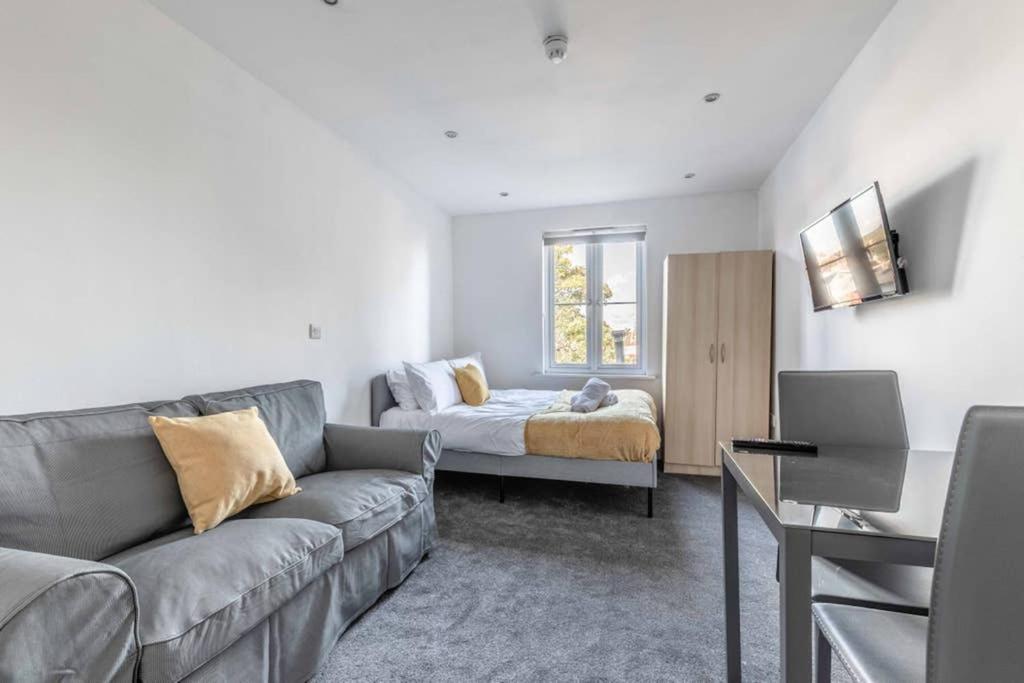 Modern Apartment On Egham High St And Close To Royal Holloway Екстер'єр фото