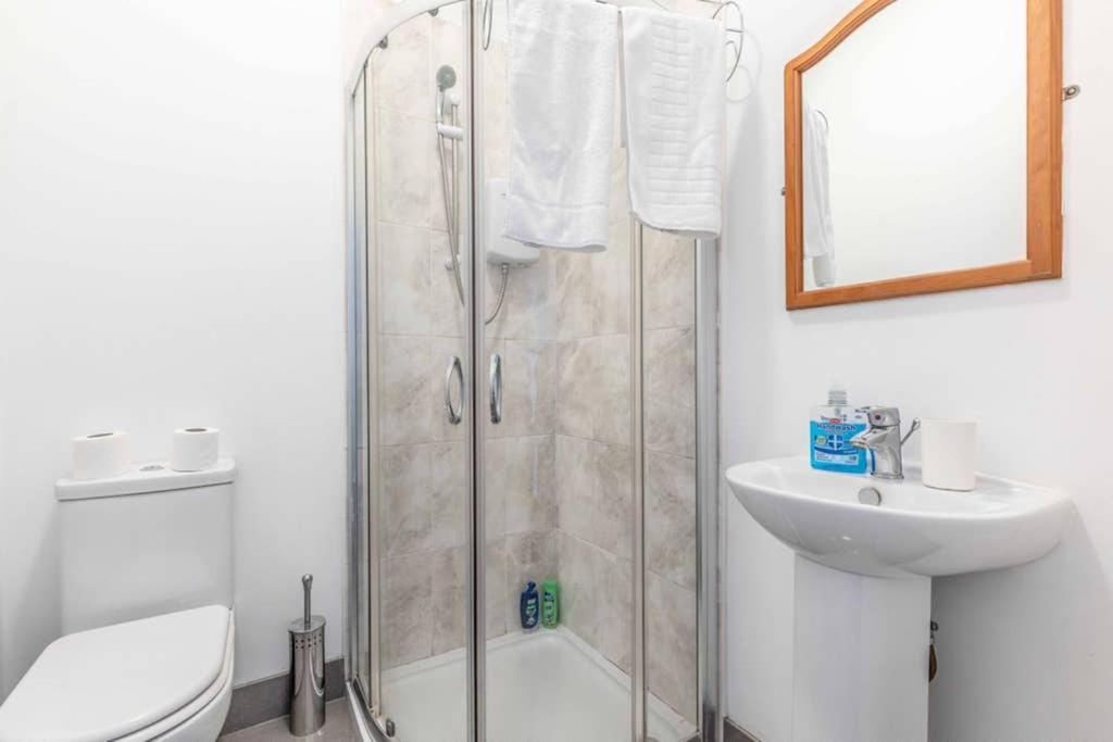 Modern Apartment On Egham High St And Close To Royal Holloway Екстер'єр фото
