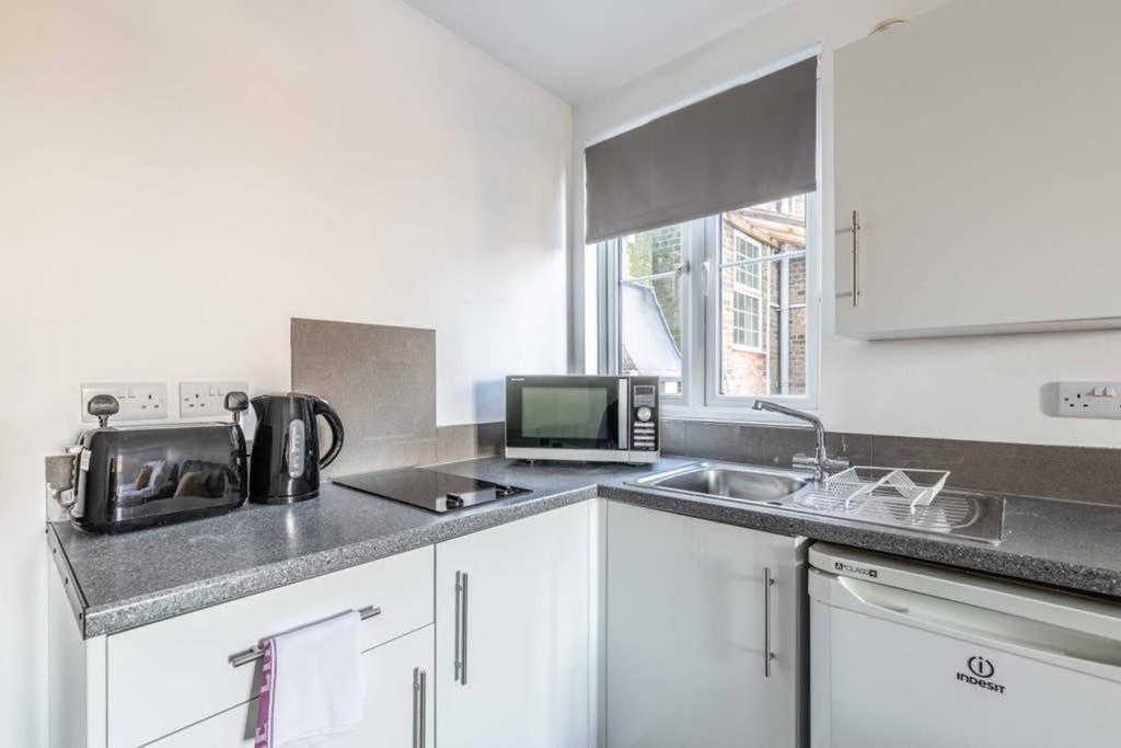 Modern Apartment On Egham High St And Close To Royal Holloway Екстер'єр фото