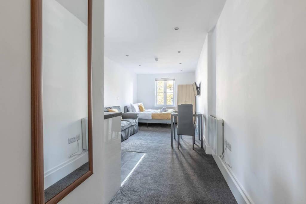 Modern Apartment On Egham High St And Close To Royal Holloway Екстер'єр фото